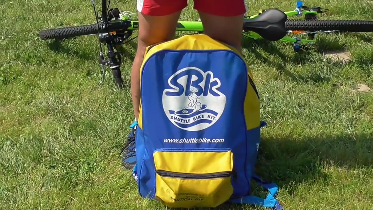 能让自行车下水“游泳”的神奇背包，解锁乘风破浪新玩法，太溜了