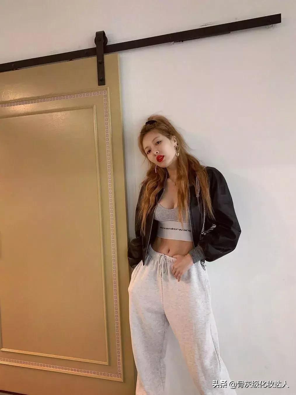 泫雅巅峰时期黑发红唇,泫雅深绿色