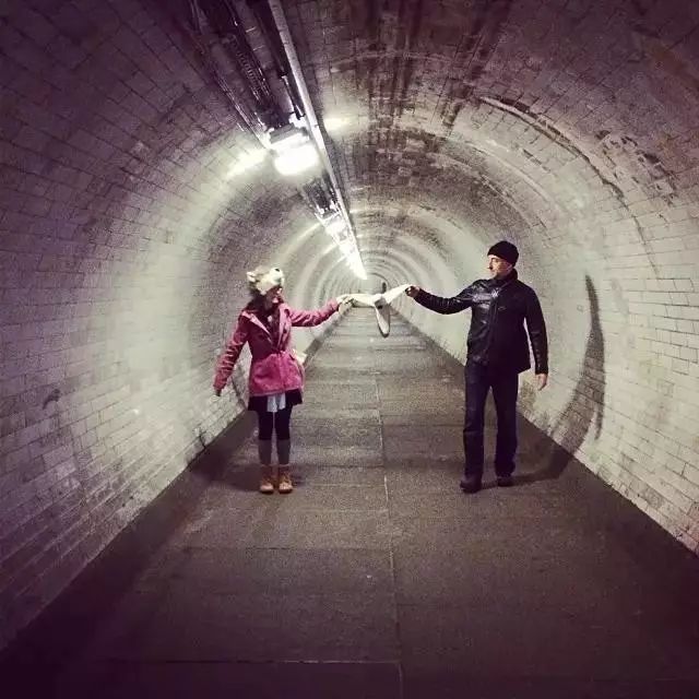 一个95后美女开了一家超市,85后美女开了一家超市