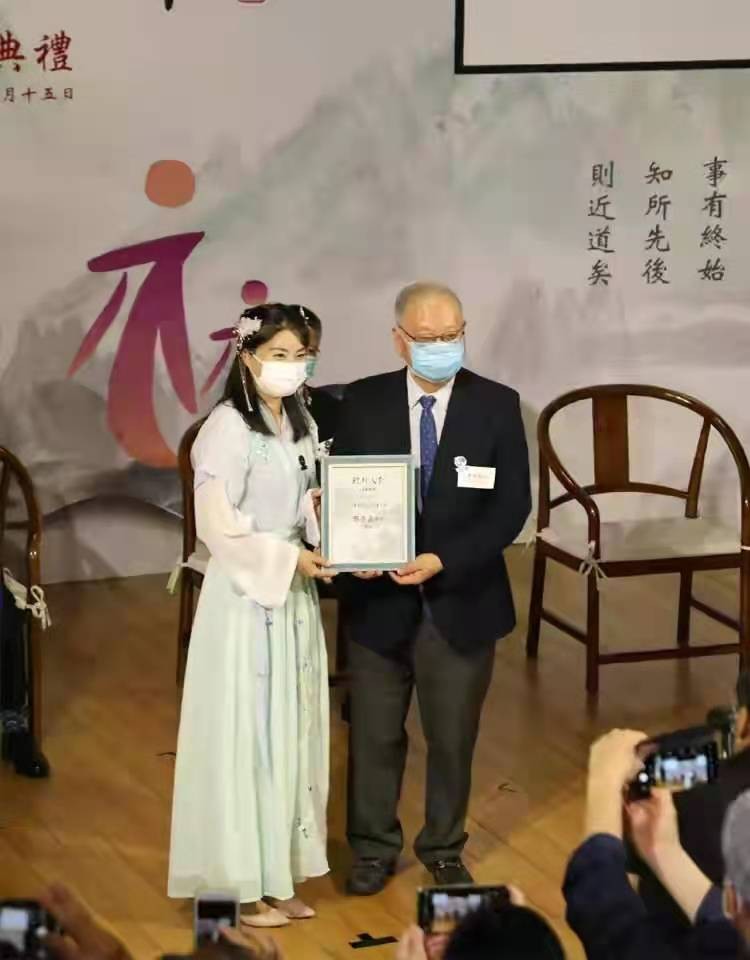 霍启刚真是宠妻狂魔完整版,霍启刚郭晶晶穿情侣装相拥晒恩爱