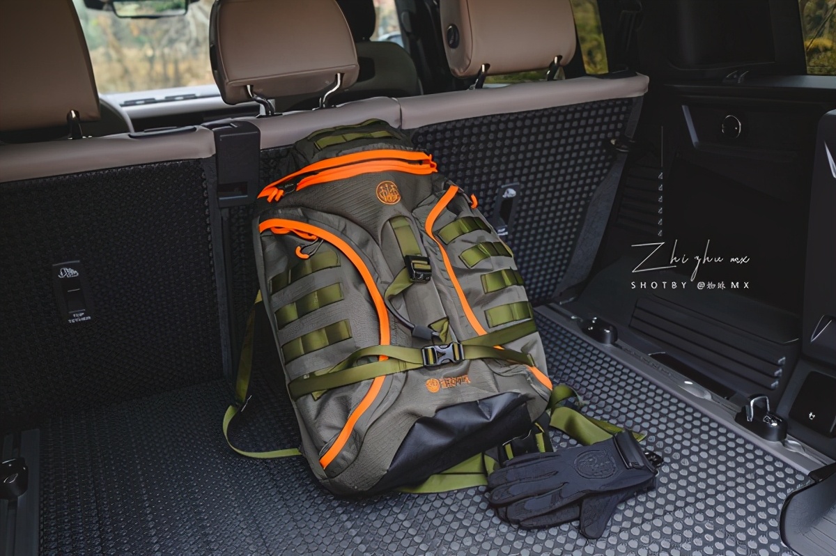 来自500年*火军**商的周边装备，情人节送男友一份“硬核”套装