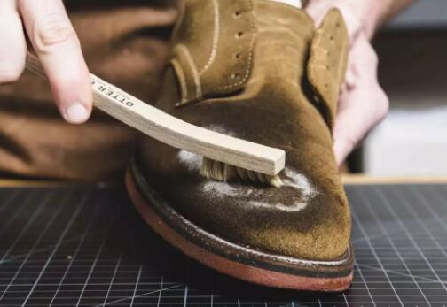 如何清洗一双麂皮鞋底子,麂皮的鞋子弄上油了怎么清洗