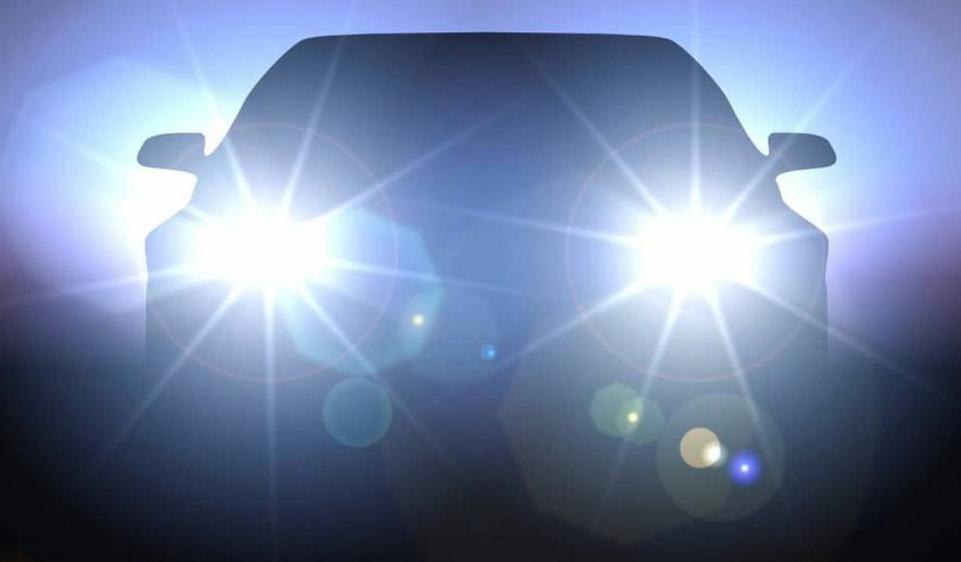 夜晚被对方用远光灯照射如何反击,被远光灯晃应该怎么处理