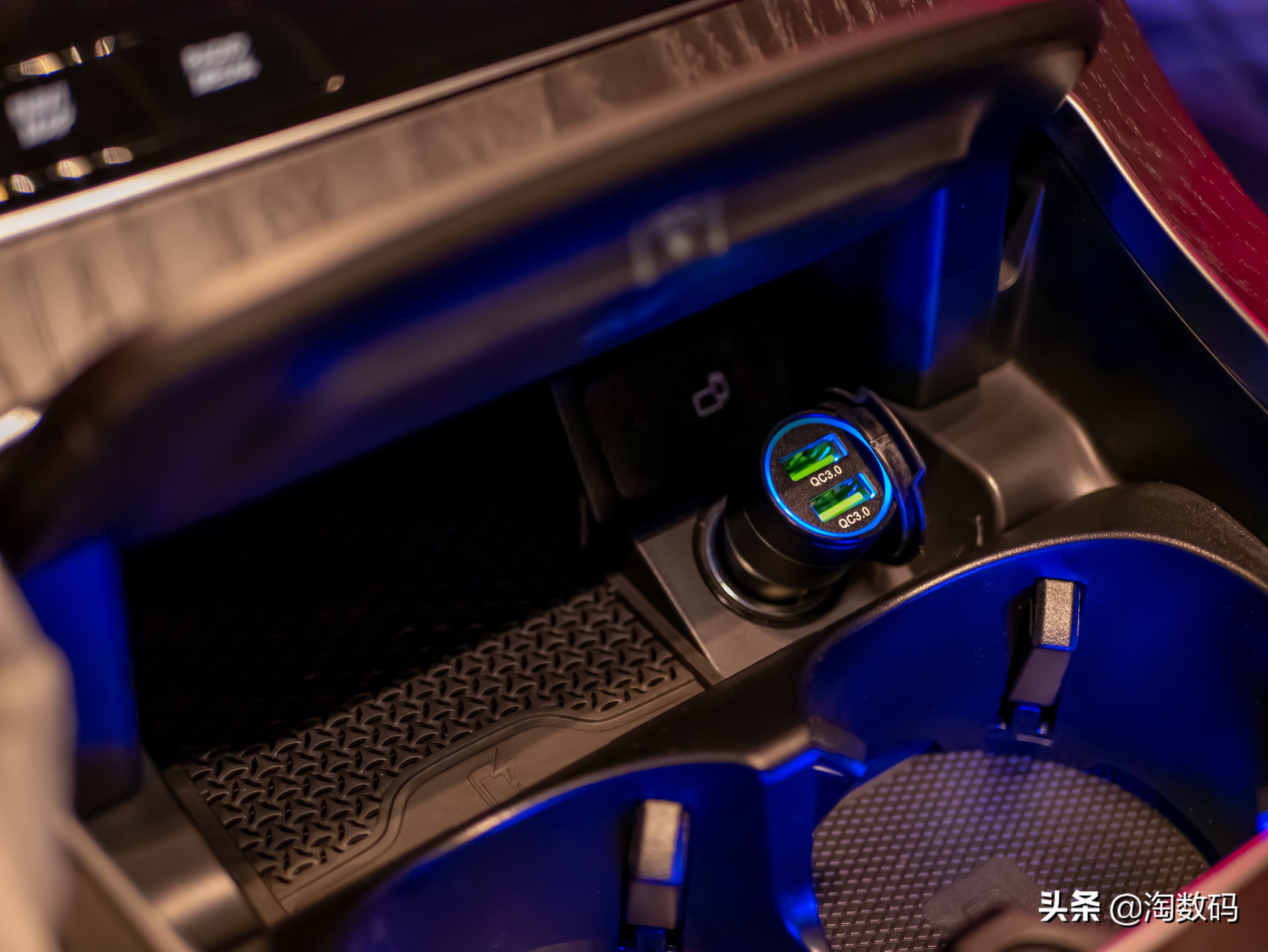 老USB口被淘汰？全车5个Type-C，只好上双口U盘放歌了