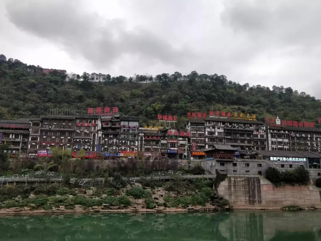 茅台镇酒糟搬运工,探访贵州茅台镇酱香酒