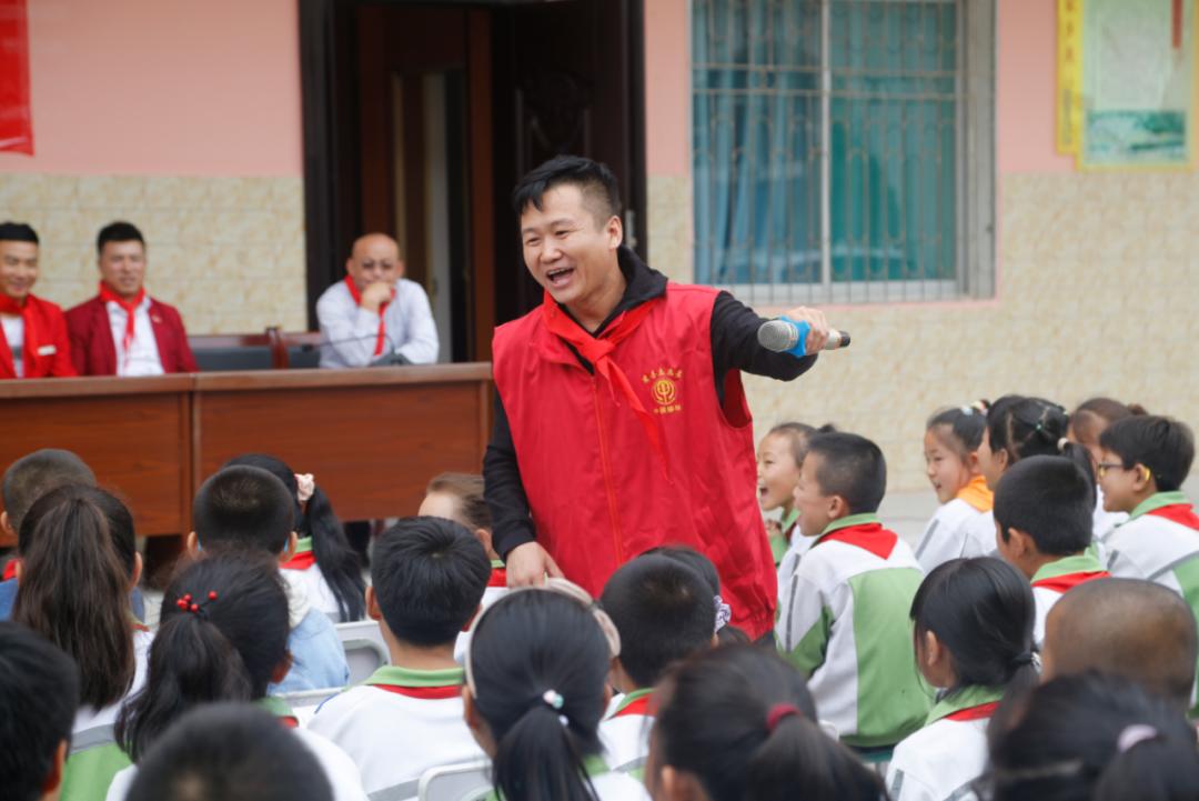 爱心团队助山区孩子圆梦,手拉手圆梦微心愿