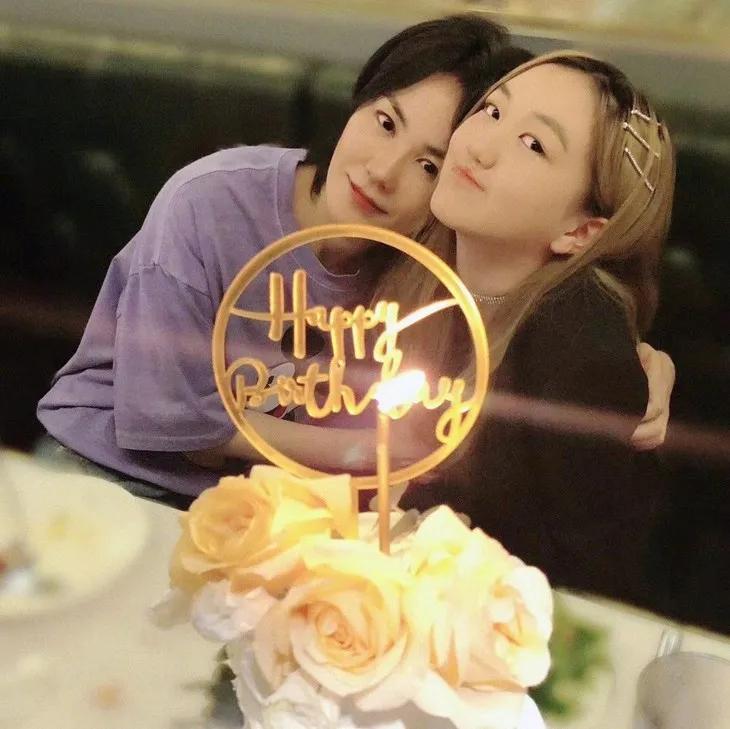 今年流行的t恤搭配减龄显年轻,今年最流行的减龄t恤白色