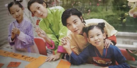 蔡少芬张晋全家福上热搜，三胎儿子“唐装”出镜，年味儿十足