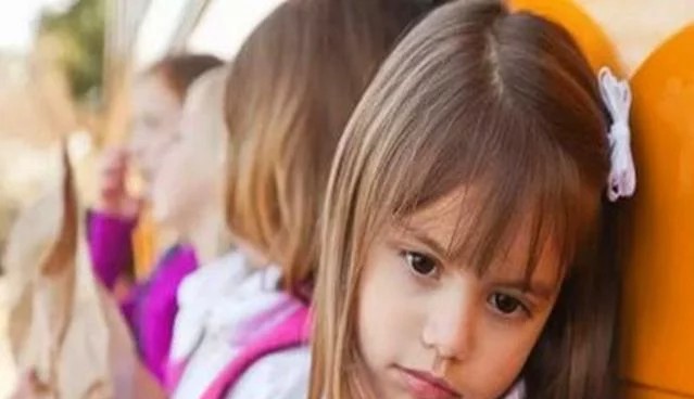 孩子胆小怕人，家长不要这样做，然后找对方法克服胆怯