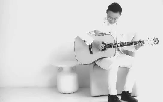 李健弹吉他的手,李健弹的是古典吉他还是民谣吉他