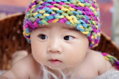 宝宝流眼泪眼屎多打喷嚏怎么回事,宝宝三个月眼睛老流眼泪眼屎多