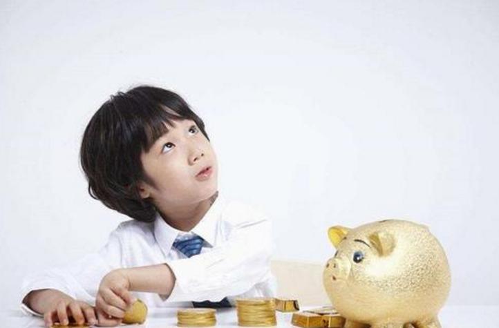 孩子砸开存钱罐竟然全是金子,小孩子砸猪存钱罐小视频