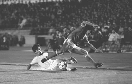 从顽劣少年到一代枭雄,从懵懂无知的顽童到青年