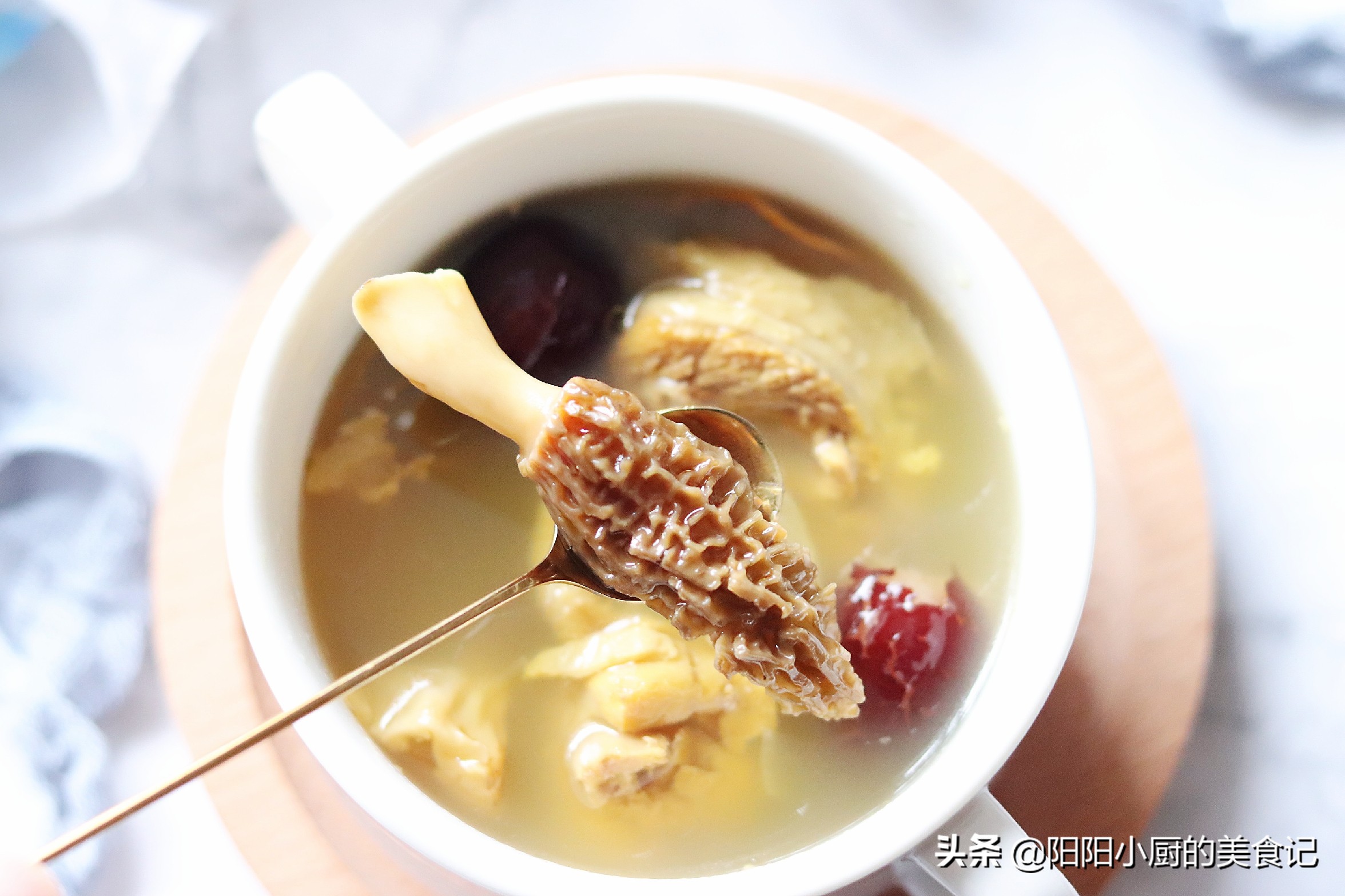 暖身滋补正当时推荐羊肚菌鸡汤,新鲜的羊肚菌炖鸡汤川味的做法