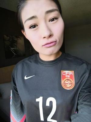 美女门神遗憾落选世界杯，曾因不满主帅突然退役，三次留洋成典范