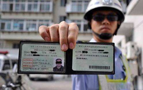 科二半坡起步考试离合轻了怎么办,科目二考试半坡起步可以压离合吗