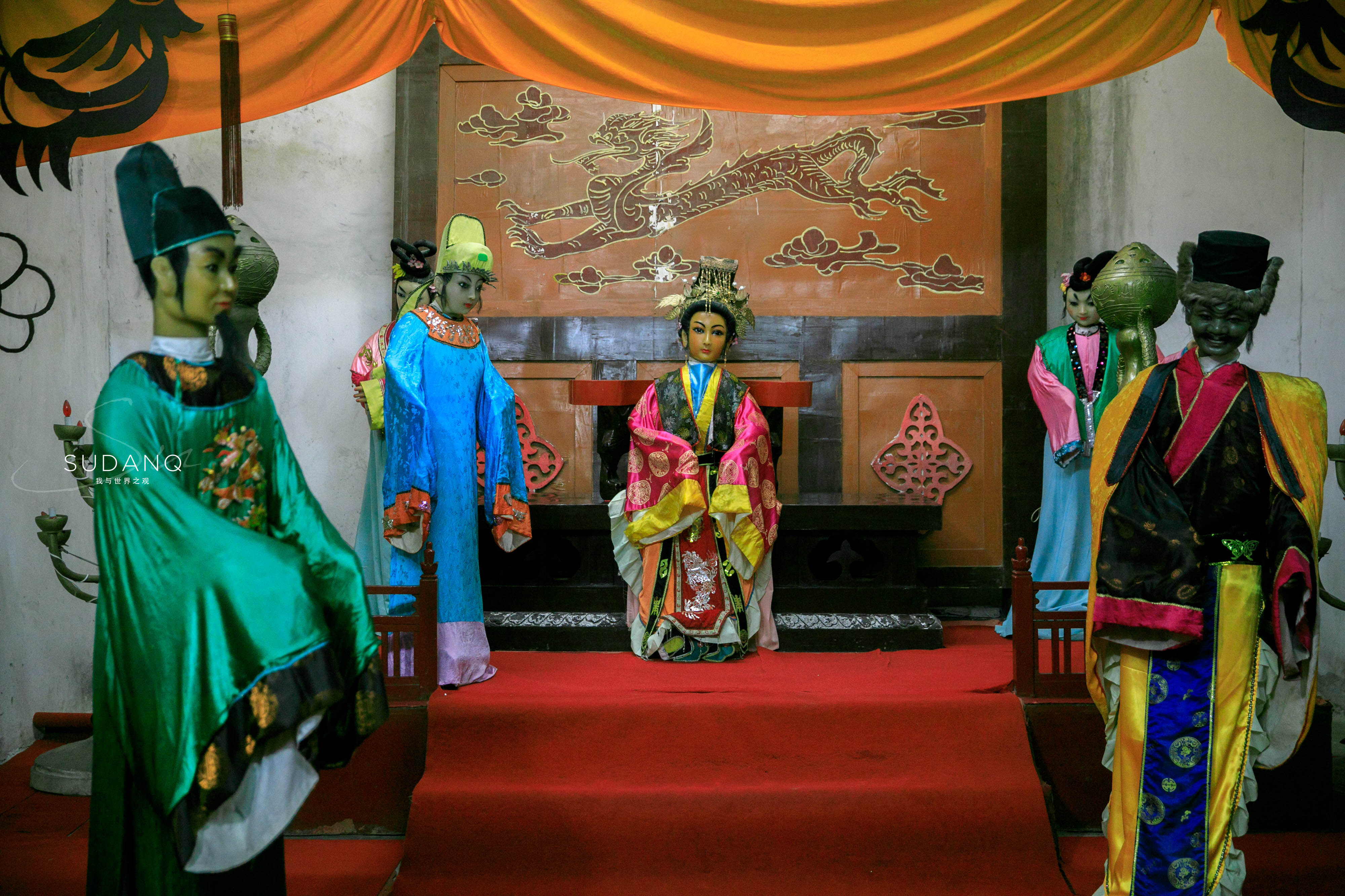 进入乾陵门口的石像,被真人雕像吓到