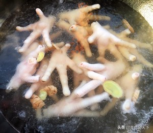 看着电视，吃着自己做出来的卤鸡爪，这种卤鸡爪当零食还不错