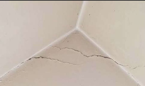 乳胶漆墙面开裂可以直接贴墙布吗,乳胶漆墙面开裂如何修补视频