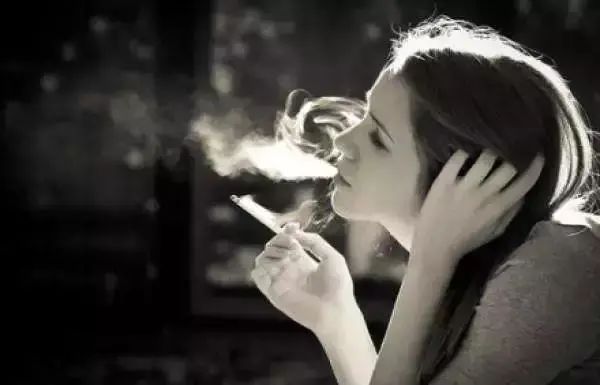 23岁女子一月来五次月经，查出宫颈癌，家长痛哭：是男人害的