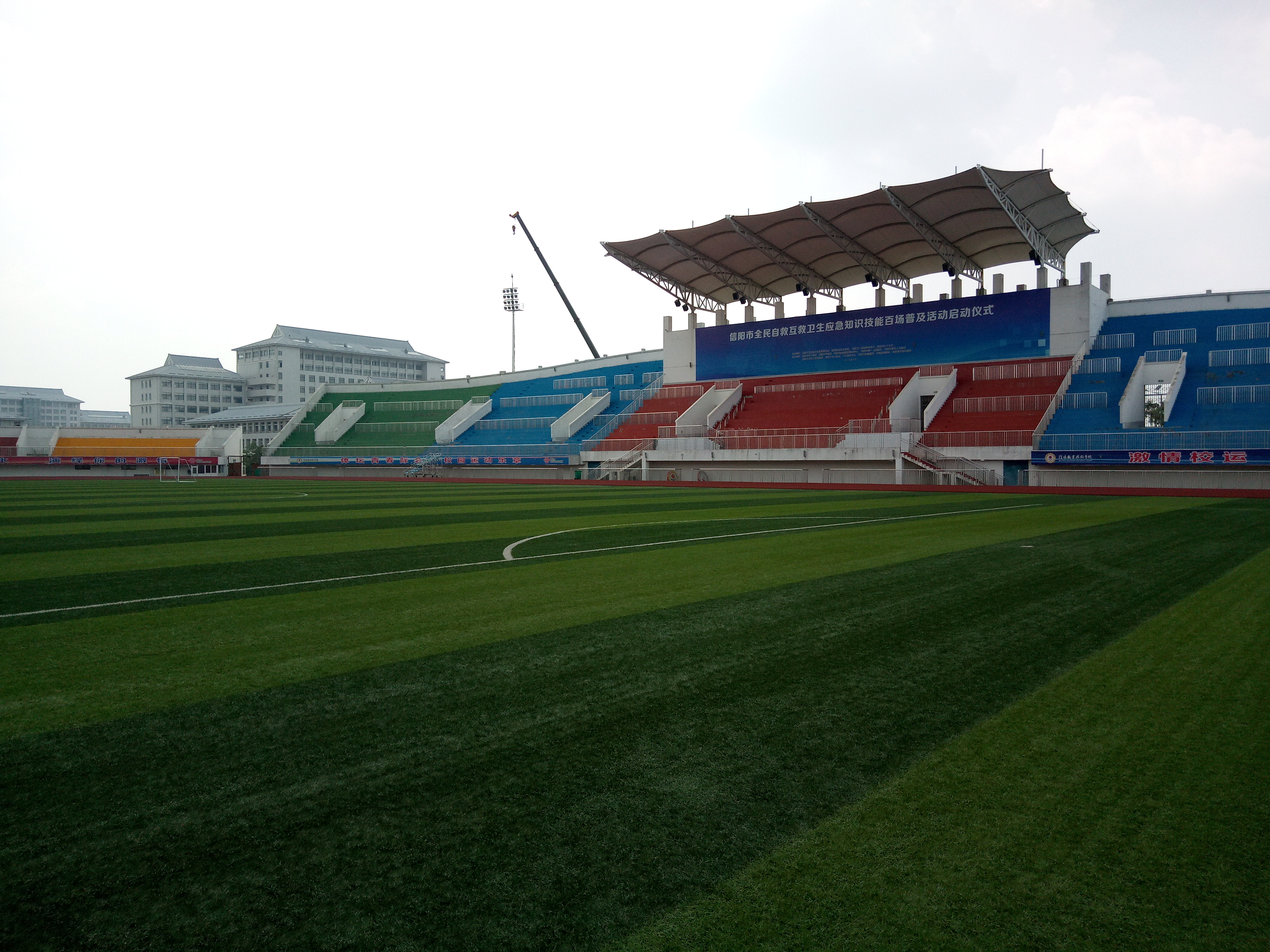 天海大胜一方，提前一轮顺利保级！足球场专用灯如何评判？