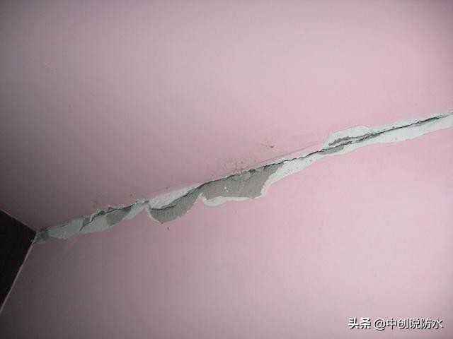 房子如果出现裂缝怎么去修补,房顶裂缝漏水自己动手修补方法