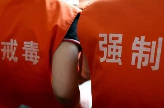 当你的朋友吸毒时你应该怎么做,当发现身边有人吸毒时怎么做