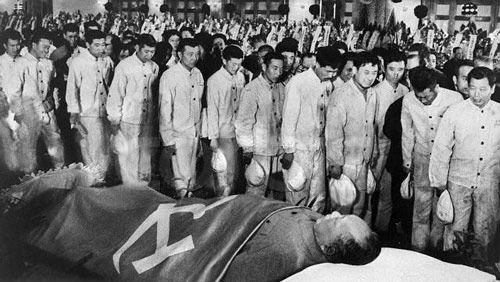 毛主席逝世揭秘：上将拿枪进入灵堂、外国政要悲伤、世界都在哀痛