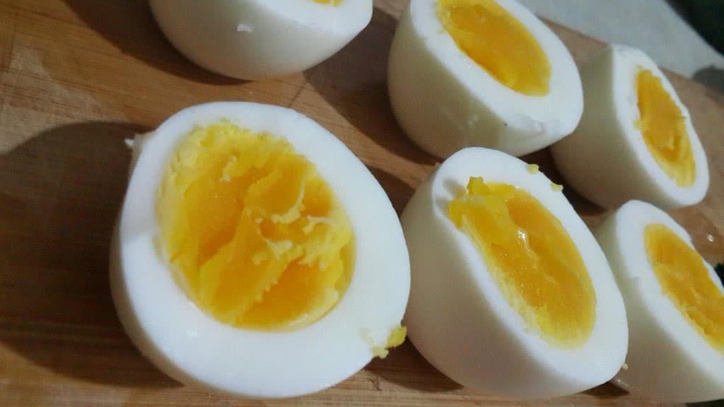 白水煮蛋怎样把蛋清蛋黄混到一起,白水蛋的蛋黄和蛋白哪个更有营养