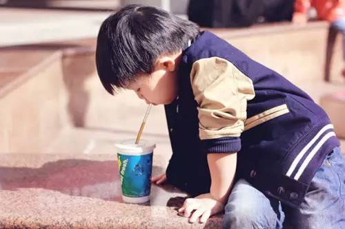 五岁孩子喝可乐,孩子喝可乐牙齿发黑