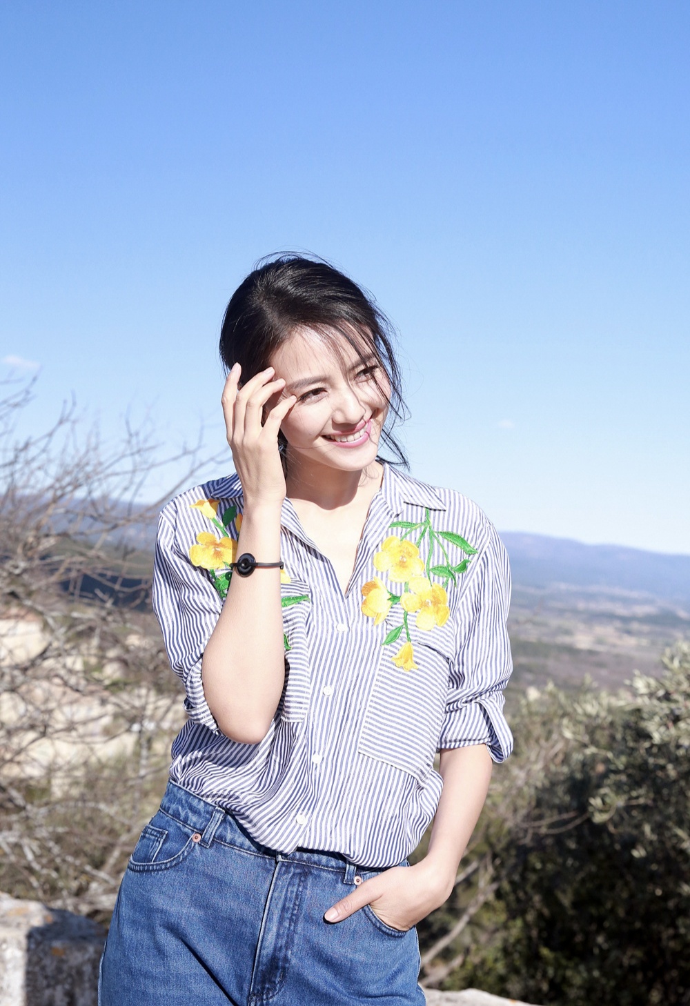 高圆圆红色蕾丝吊带裙,高圆圆穿红色小碎花短裙