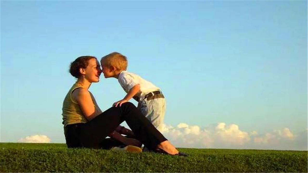 孩子总是粘妈妈怎么回应,孩子黏妈妈说明什么问题