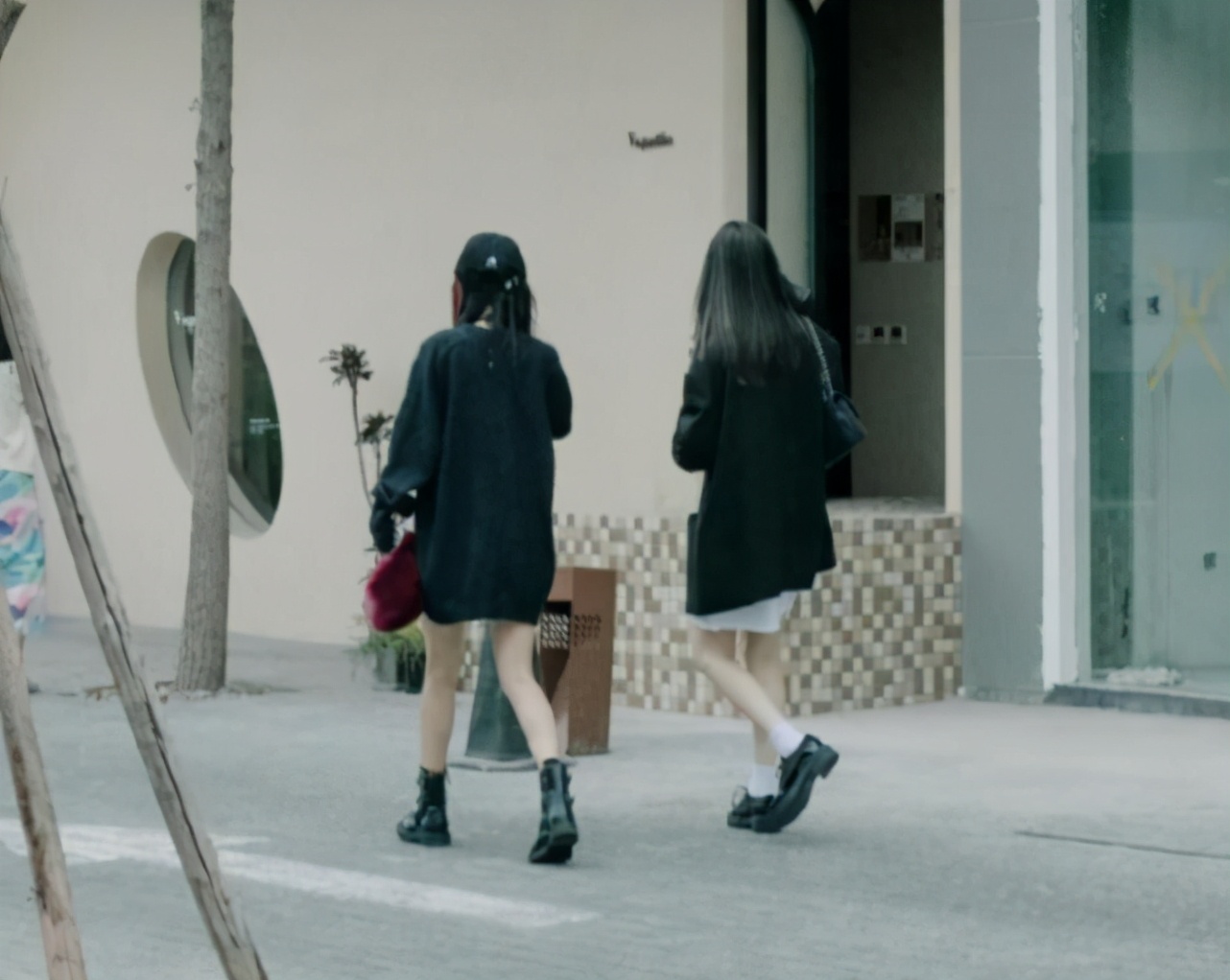 杨幂逛街被偶遇大方合影,杨幂逛街被偶遇三里屯穿搭照片