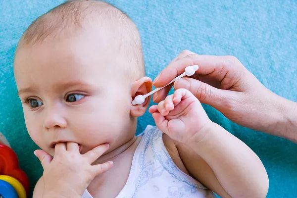 4岁宝宝突然夜里说一只耳朵疼,4岁孩子半夜突然说耳朵疼