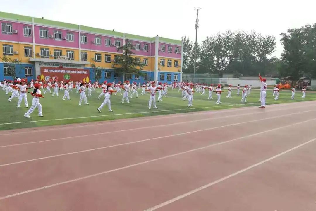 一共有207人参加体操表演,一百多人体育节开场