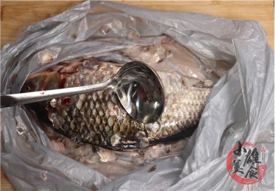 原来刮鱼鳞只用一个“塑料袋”，鱼鳞不乱飞溅，刮得又干净又快