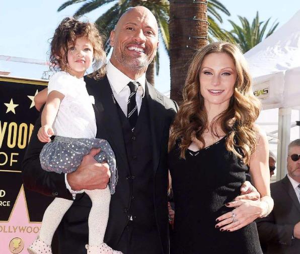 有种“颜值”叫强森之女，本以为会是金刚娃娃，不料却是人间芭比