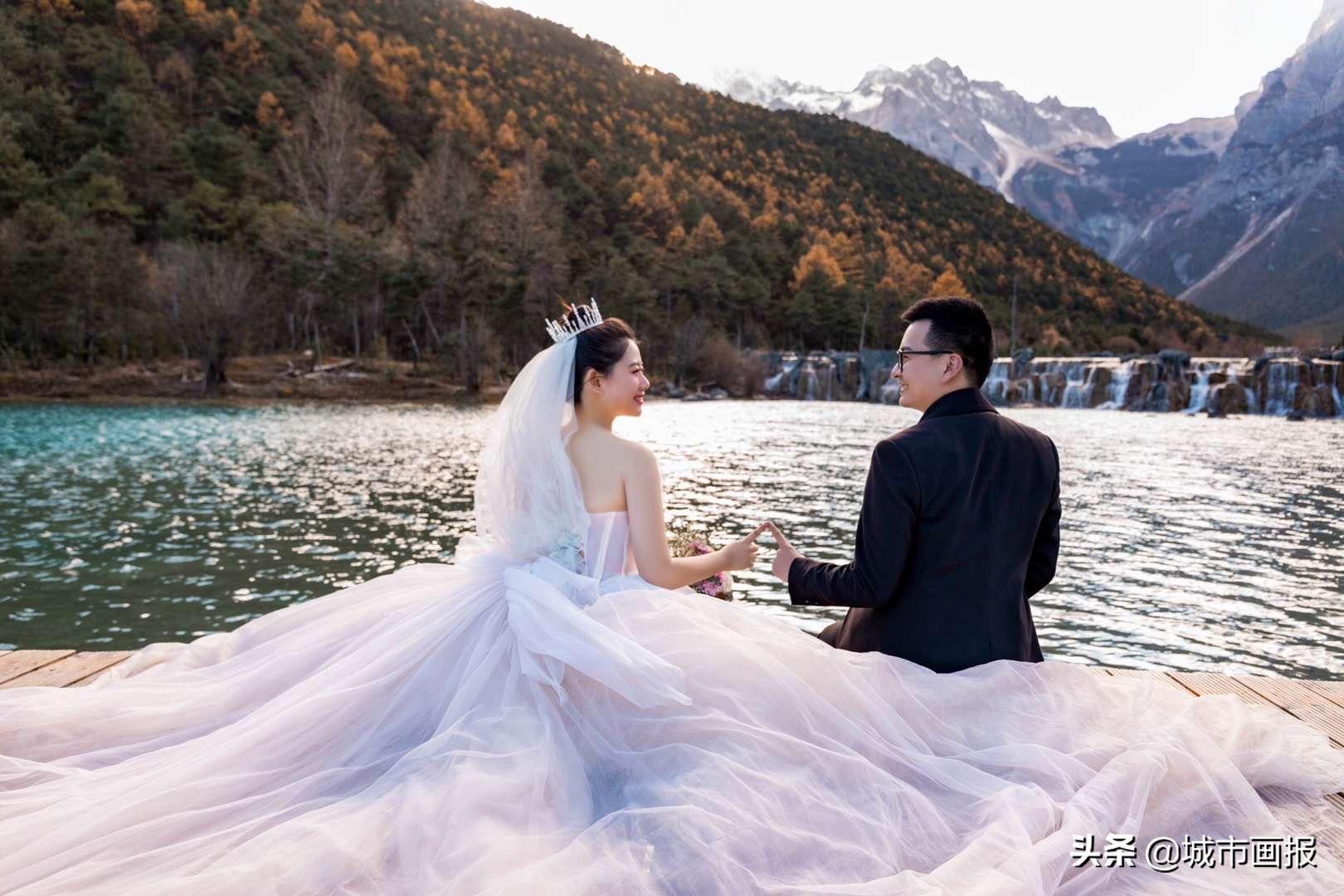 他俩结个婚，千万网友自备酒水围观，还在线随份子