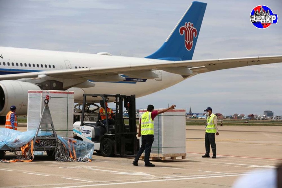 新一批由柬埔寨政府采购的中国科兴新冠疫苗昨日运抵金边国际机场