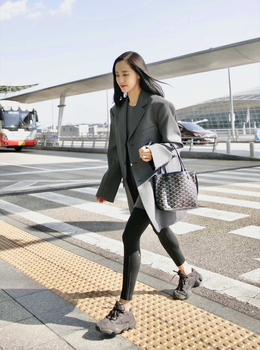 王智穿西装的穿搭,王智黑白搭配帅气利落干练