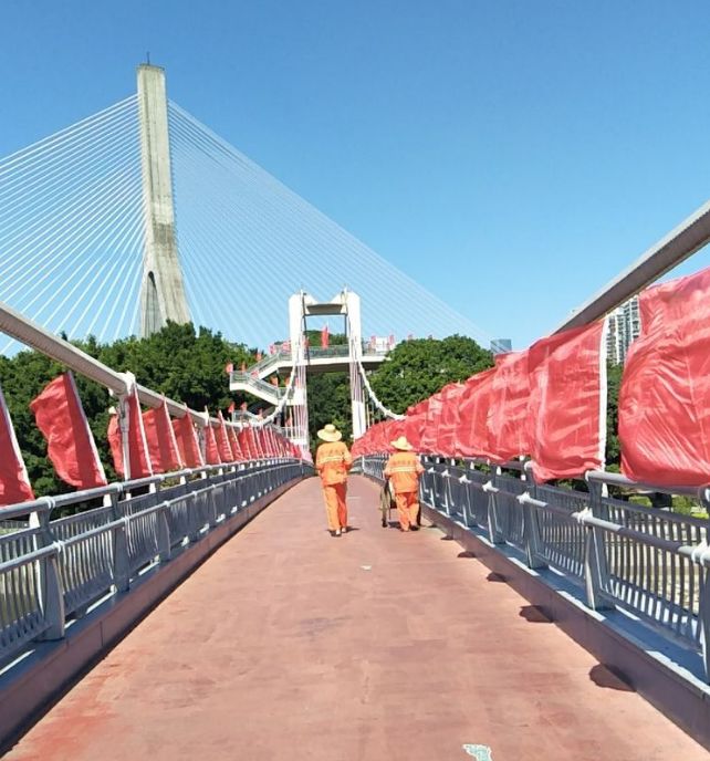 迎国庆街景,迎接国庆换上崭新的国旗