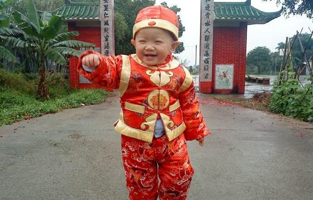 宝宝吃多了积食怎样推拿消食,过年了孩子积食了如何处理