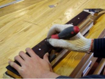 怎么更换吉他弦视频,民谣吉他换品丝需要都更换吗