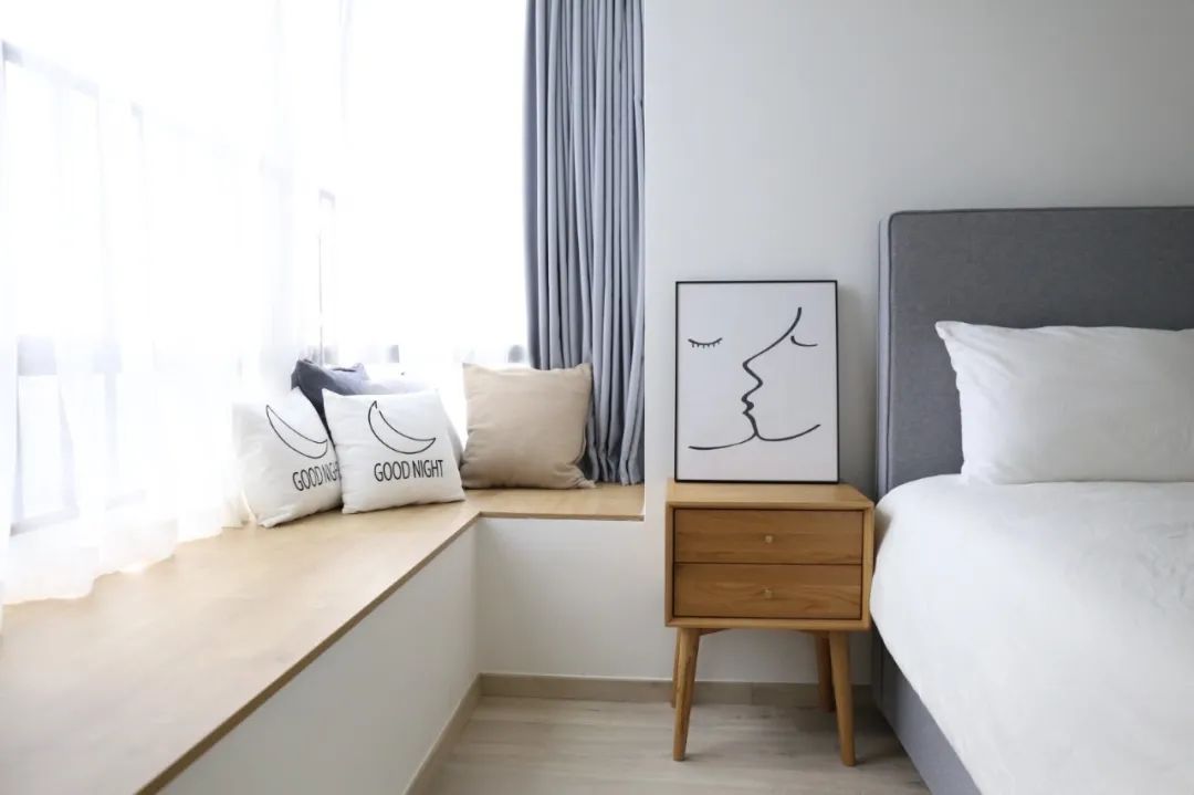 不顾后果砸掉飘窗,锤子砸下去瞬间,她们就后悔了