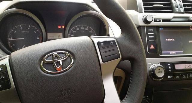 女上司座驾颠覆大家人生观，手动版普拉多，本市估计找不出第二辆