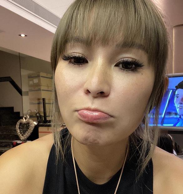 洗米嫂晒与两女儿合影露豪宅一角，意外暴露其身家远不及小三！