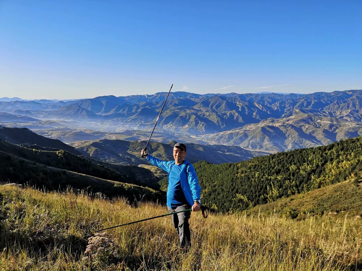 远征三晋凯旋还，飓风众人把酒欢