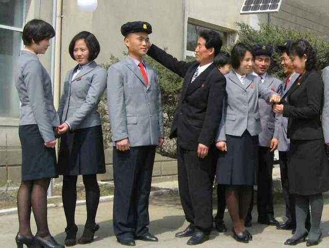 中国高中的校服跟日本校服对比,世界上各国小学校服大比拼