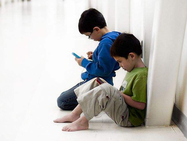 孩子痴迷游戏不听劝怎么办,孩子沉迷游戏不让他上学正确吗