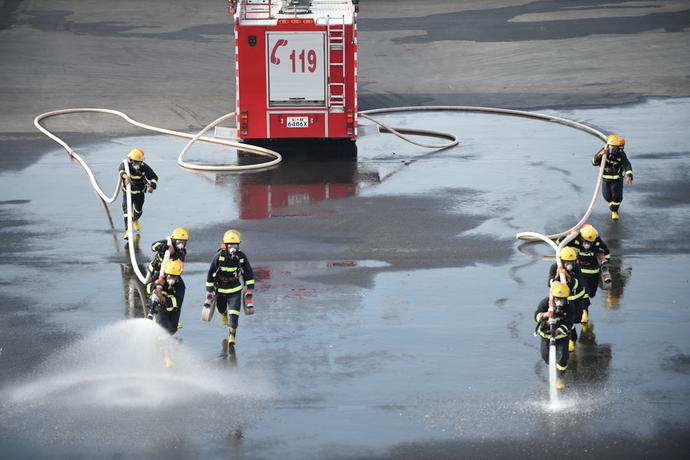 烈火英雄消防员们不惧怕不退缩,新疆消防一往无前